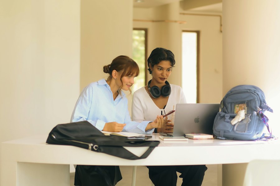 Duas mulheres estudando juntas com um notebook